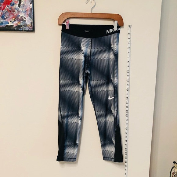 NikePro Dri-Fit Sports Leggings for Women. Size: S - Picture 1 of 3